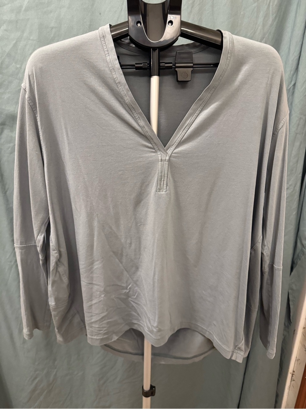 Lululemon Women’s Gray V-Neck Long Sleeve Relaxed Fit Hi-Low Top